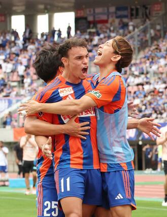 新潟－横浜Ｍ　後半２８分、先制ゴールを決めたＭＦダニーロ・ゴメス（中央）＝ビッグスワン（写真映像部・佐藤将志）