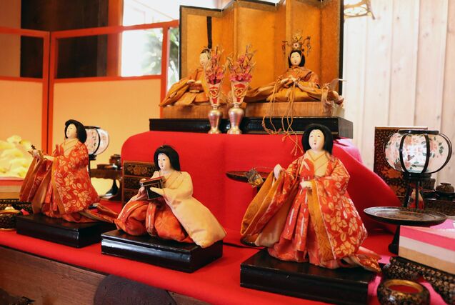 ヤマカフェに飾られているひな人形