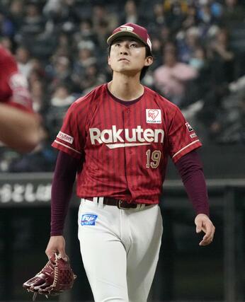 ４回、日本ハムに勝ち越しを許し、渋い表情でベンチに戻る楽天・荘司＝エスコンフィールド