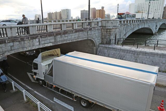 トラックが停車した現場