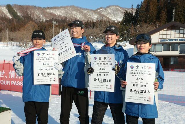 複合男子で入賞した新潟の選手たち＝長野県野沢温泉村