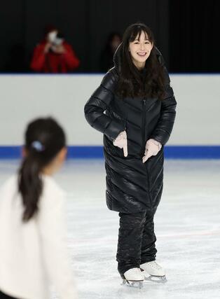 生徒を指導する今井遥さん=東京都立川市