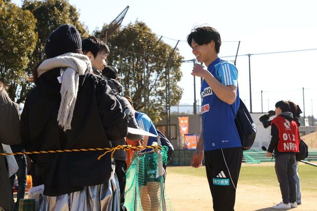 ファンサービスをするDF稲村隼翔