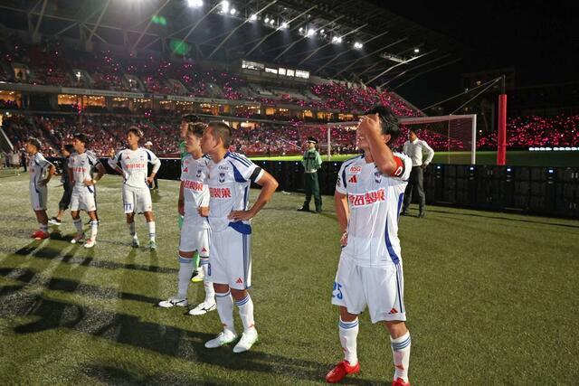 １－３で敗れ、サポーターに挨拶する新潟の選手