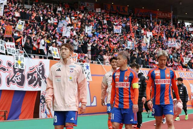 新潟-東京V 悔しい表情で引き上げる主将のDF堀米悠斗(左から3人目)ら新潟の選手たち=ビッグスワン