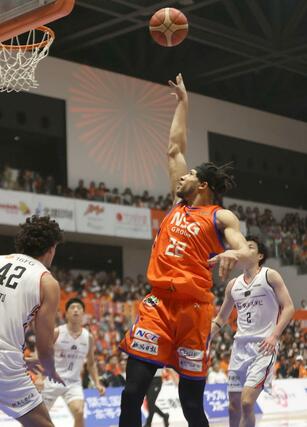 新潟－岐阜　第１クオーター、シュートするハント＝アオーレ長岡