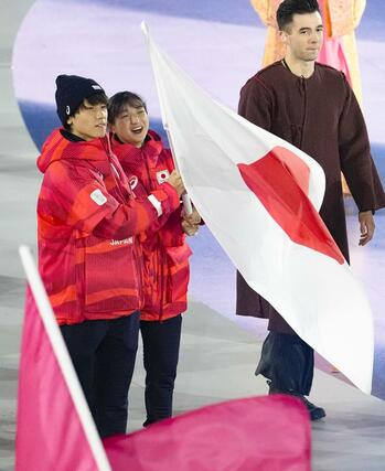 閉会式で旗手を務めた森重航（左）と坂本花織＝２２日、イタリア・ベローナ（共同）
