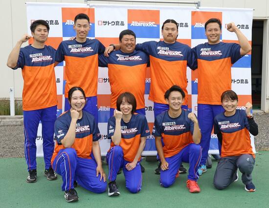 後列左から長谷川直人、町亮汰、佐藤征平、中川達斗、横堀雅孝。前列左から郡菜々佳、広田有紀、平野翔大、久保倉里美ヘッドコーチ=5月27日、新潟市北区の新潟医福大陸上競技場