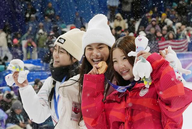 女子ハーフパイプで銅メダルを獲得した小野光希。左は金メダルの崔ガオン、中央は銀メダルのクロイ・キム＝リビーニョ（共同）