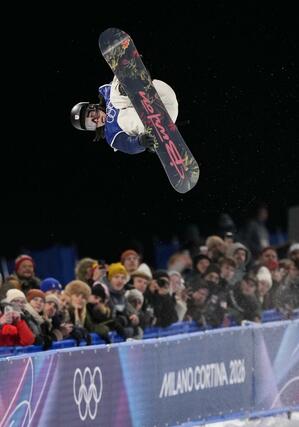 男子ハーフパイプ決勝　技を決める平野歩夢＝リビーニョ（共同）