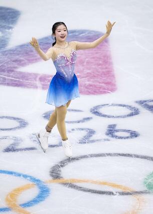 女子フリー　フィニッシュのポーズを決める中井亜美＝ミラノ（共同）