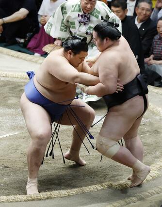 大相撲夏場所１３日目、琴桜（右）を寄り切りで破り優勝を決めた大の里。横綱昇進を確実にした＝２３日、東京・両国国技館