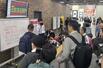 地震の影響で運転見合わせとなった列車の運行情報を説明する駅員＝２５日午前８時３５分、ＪＲ盛岡駅