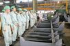 造船の現場を見学する生徒=18日、新潟市中央区
