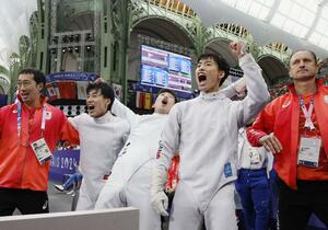 男子エペ団体準決勝 チェコからポイントを奪い喜ぶ日本。左2人目から加納虹輝、見延和靖、古俣聖=パリ(共同)