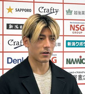 取材に応じる新井直人選手=3月21日、聖籠町