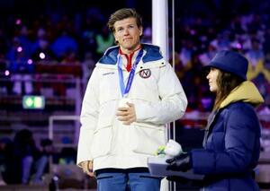 閉会式で行われたノルディックスキー距離男子50キロクラシカルの表彰式で、金メダルを授与されたノルウェーのヨハンネスヘスフロト・クレボ=22日、イタリア・ベローナ(ゲッティ=共同)