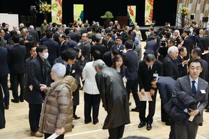 新年賀詞交換会であいさつを交わす企業や行政の関係者ら=6日、アオーレ長岡