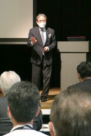 「佐渡を世界遺産にする会」の総会で自身の経験を語る宮田亮平さん=佐渡市両津夷