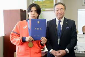 ミラノ・コルティナ冬季五輪金メダル獲得の報告で今春卒業した日体大を訪れたスノーボード男子の戸塚優斗(左)=16日、東京都世田谷区