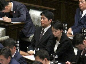 衆院本会議に出席する梅谷守氏=3月12日、国会