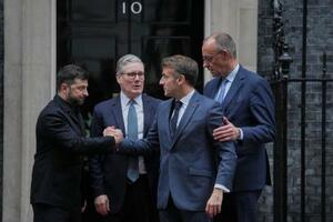 8日、ロンドンで協議した(左から)ウクライナのゼレンスキー大統領、スターマー英首相、フランスのマクロン大統領、ドイツのメルツ首相(AP=共同)
