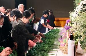 　鹿児島県鹿屋市で営まれた合同追悼式で献花する参列者＝２日午前