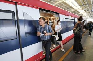 　タイ国旗のラッピングが施された、バンコクを走る高架鉄道＝８月（共同）