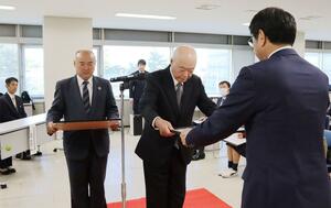 新潟市内の防犯活動・交通安全に貢献した個人や団体をたたえた表彰式＝新潟市役所