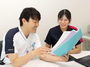 柏崎総合医療センターの看護師の行田由香さん(右)と春川一樹さん=柏崎市北半田2