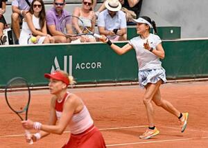 女子ダブルス3回戦でプレーする二宮真琴(右)、ナディア・キチェノク組=パリ(共同)