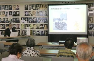 当時の写真を示しながら長岡空襲について解説した市民向け講座=長岡市城内町2の長岡戦災資料館