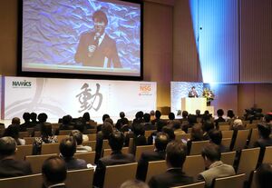 講演するオイシックスの髙島宏平社長=11月7日、新潟市中央区