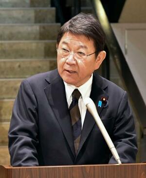 　イランのアラグチ外相と電話会談後、取材に応じる茂木外相＝９日夜、外務省