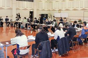 地域の見守り関係団体が情報交換した連絡会=佐渡市千種