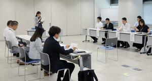 市や県、国の担当者らが意見を交わした新潟市交通安全対策会議=新潟市役所