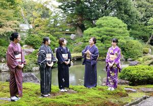 イベント開幕セレモニーで庭園を着物姿で眺める関係者ら＝関川村下関