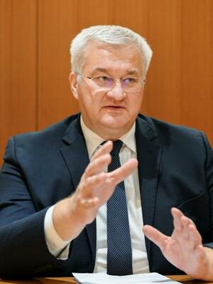 共同通信の単独会見に応じるウクライナのシビハ外相
