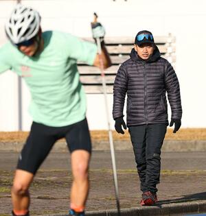 シーズン本格化を前に、母校の後輩にも当たる選手たちを指導する木村正哉さん＝妙高市