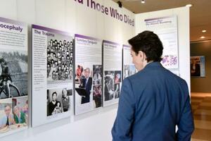 　２７日、米ニューヨークの国連本部で開かれた原爆展で写真を見る来場者（共同）