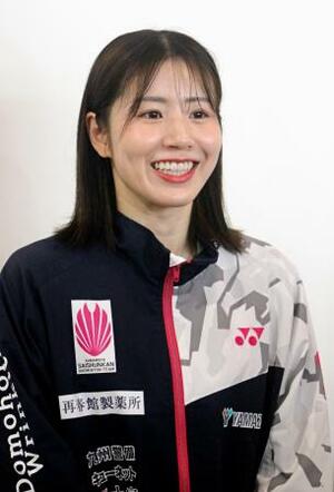 　バドミントン熊本マスターズ２回戦を棄権し、取材に応じる女子ダブルスの志田千陽＝１３日、熊本県立総合体育館