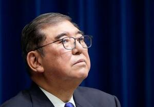 戦後80年に合わせた「内閣総理大臣所感」を発表し、記者の質問を受ける石破首相=10日午後、首相官邸