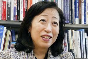 インタビューに答える上智大の三浦まり教授