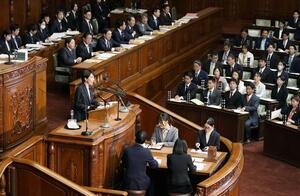 衆院本会議で、就任後初の施政方針演説をする高市首相=20日午後