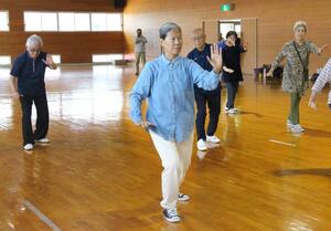 約２０年ぶりに太極拳同好会メンバーと一緒に活動した元留学生の孫宇梅さん＝五泉市愛宕甲