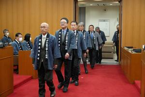 狐の嫁入り行列をPRする法被を着た議員ら=阿賀町役場