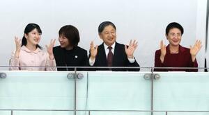 　東京デフリンピックの水泳競技を観戦される天皇、皇后両陛下と愛子さま＝２５日午後、東京都江東区の東京アクアティクスセンター（代表撮影）