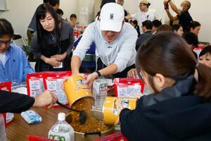 　災害食のカレーライスを作る参加者ら＝２０２５年１０月、群馬県桐生市