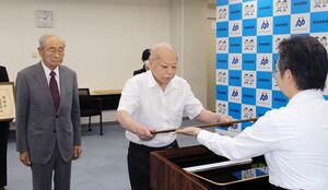 感謝状を受け取る室川諭さん(中央)と福嶌正樹さん(左)=19日、県警本部