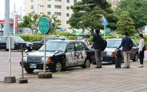 駅前で乗客を乗せるタクシー＝ＪＲ燕三条駅